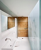 Schmales zeitgenössisches Bad mit nebeneinander geordneten Funktionen und bodenebener Dusche