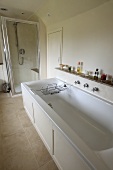 Ein helles Badezimmer mit Badewanne und Duschkabine