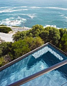 Dramatischer Blick auf Pool und Meer