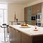 A contemporary kitchen with an island counter