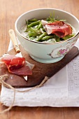 Broad beans and ham with a creamy sauce