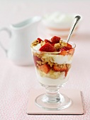Crispy muesli with yoghurt and strawberries