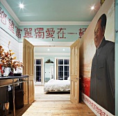 Bad ensuite mit Wandbild und asiatischen Schriftzeichen an Wand über offener Schlafzimmertür