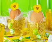 Eierbecher dekoriert mit Blüten, Federn & Ostereiern