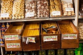 Nudeln und Süssigkeiten auf einem italienischen Markt in Baltimore