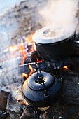 Kochtopf und Kessel auf dem Feuer