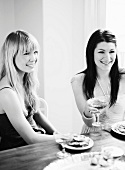 Zwei junge Frauen beim Esstisch