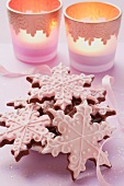 Sternförmige Weihnachtsplätzchen mit Glasur, Windlichter