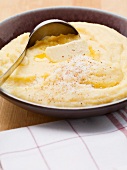 Polenta burro e parmigiano (Polenta mit Butter & Parmesan)