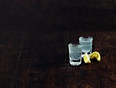 Tequila Slammer Cocktails mit Salz und Zitrone