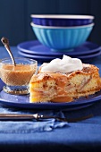 Apfel-Marzipan-Kuchen mit Karamellsauce und Sahne