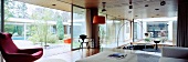 Möbel aus der Bauhauszeit im grosszügigen Wohnraum mit offenen Terrassenschiebetüren