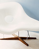 Bauhaus chaise longue with white plastic shell and wooden foot