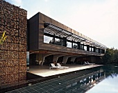Modernes Haus mit großzügiger Terrasse und Pool