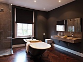 Badezimmer mit freistehender Badewanne und braunen Wänden