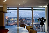 Runde Küchentheke mit eingebautem Kochfeld vor der Fensterfront mit Blick auf London