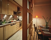 Küche und Esszimmer, abgetrennt durch eine Holz- und Glaswand