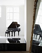Klavier, Podest & großer Spiegel