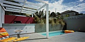 Terrasse mit eingelassenem Swimming Pool & Grillbereich