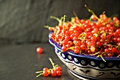 Frische Johannisbeeren in einer Schüssel