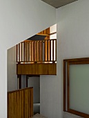 Zeitgenössische Architektur mit Blick durch hohen Durchgang auf Galerie aus Holz