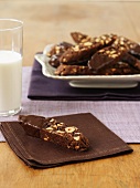 Schokoladen-Biscotti und ein Glas Milch