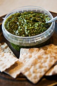 Pesto und Crackers