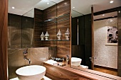 Exklusives Badezimmer mit Holzverkleidung aus Nussholz und Designer Waschtisch