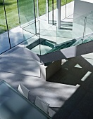 Treppenaufgang im Wohnbereich mit Glasgeländer