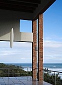 Hohe überdachte Terrasse mit Blick auf das Meer