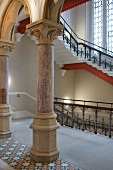 Imposante Halle mit Säulen und Treppenaufgang