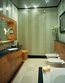 Klassisch modernes Bad mit Waschtisch aus Holz