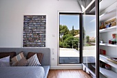 Modernes Wohnzimmer mit Zugang zur sonnigen Dachterrasse