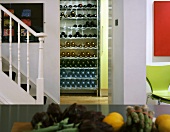 Treppe in der Küche und Blick durch Durchgang auf Weinregal