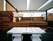 Moderne Terrasse mit Küche und Esstisch mit Stühlen