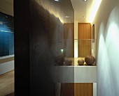 Blick von Treppenabsatz - Spiegelung auf schwarzer Seitenwand, Kugelgefässe hinter Glasbrüstung und meerblaue Fotografie