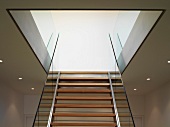 Moderne Treppe mit Holzstufen und Glasgeländer