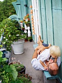 Vater und Sohn liegen auf einer Bank auf dem Balkon