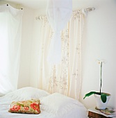 Schalfzimmer mit weissen und cremefarbenen Textilien