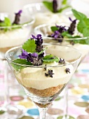 Käsekuchen mit Lavendel im Dessertglas