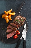 Rindersteak mit Kartoffelspalten