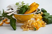 Gelbe Zucchini, grüne Paprikaschoten, Spiralnudeln