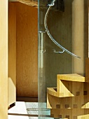 Wendeltreppe aus Holz mit gebogener Glaswand