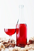 Weinflasche mit Weinglas und Korken
