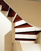 Ein Treppenhaus mit weissen Wänden (Ausschnitt)