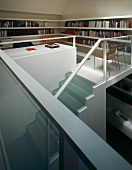 Blick von der Galerie einer privaten Bibliothek