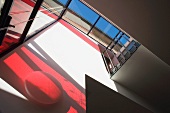 Glasfront mit rotem Schatten und verglastes Dach