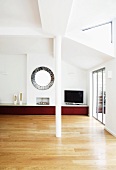 Helles Wohnzimmer, minimalistisch eingerichtet