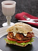 Hamburger mit Bacon, Mayonnaise, Tomate und Salat