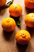 Frische Orangen auf Holzuntergrund